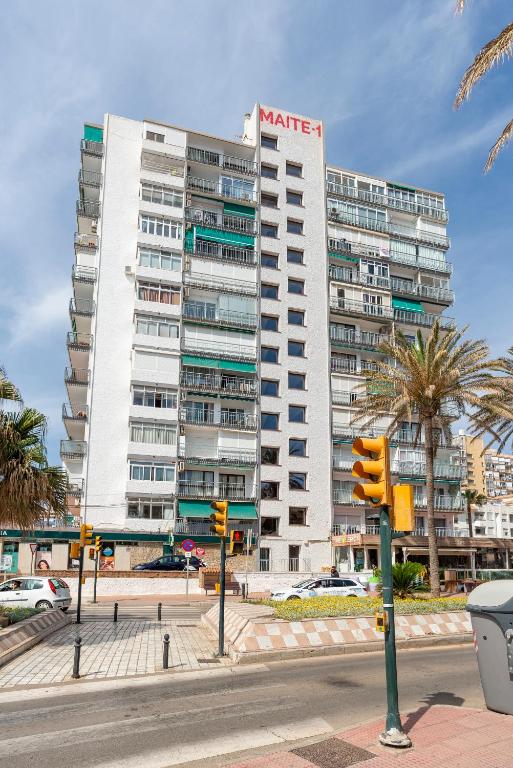 HALV SÆSON. TIL LEJE FRA 01.09.26 - 30.06.27 SMUK 1ST LINE STRANDLEJLIGHED MED HAVUDSIGT FRA BENALMADENA.