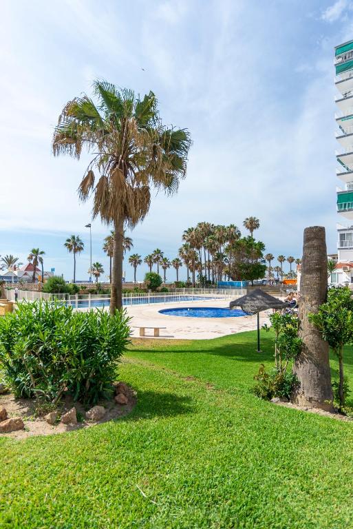 HALV SÆSON. TIL LEJE FRA 01.09.26 - 30.06.27 SMUK 1ST LINE STRANDLEJLIGHED MED HAVUDSIGT FRA BENALMADENA.