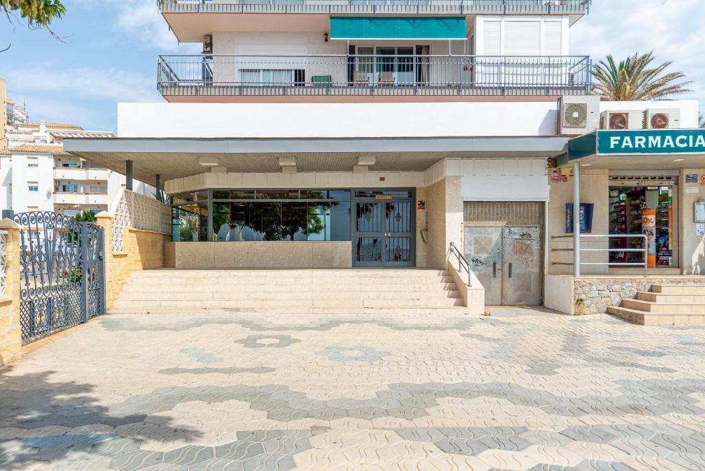 HALV SÆSON. TIL LEJE FRA 01.09.26 - 30.06.27 SMUK 1ST LINE STRANDLEJLIGHED MED HAVUDSIGT FRA BENALMADENA.