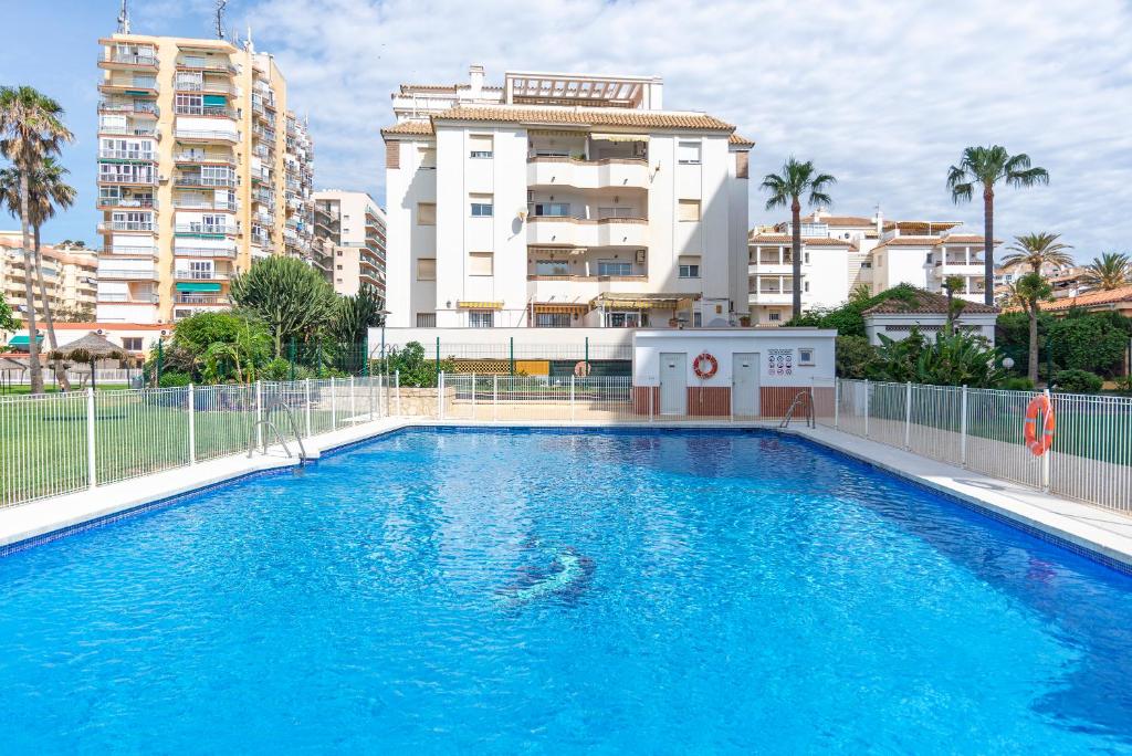HALV SÆSON. TIL LEJE FRA 01.09.26 - 30.06.27 SMUK 1ST LINE STRANDLEJLIGHED MED HAVUDSIGT FRA BENALMADENA.