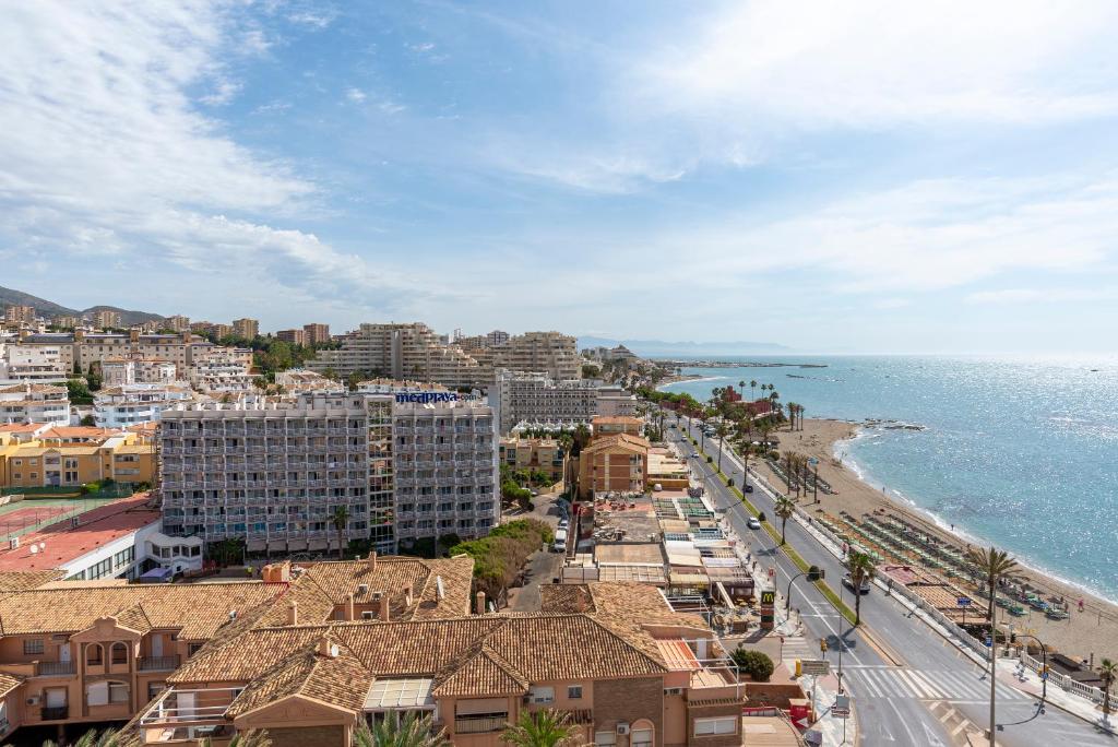 HALV SÆSON. TIL LEJE FRA 01.09.26 - 30.06.27 SMUK 1ST LINE STRANDLEJLIGHED MED HAVUDSIGT FRA BENALMADENA.