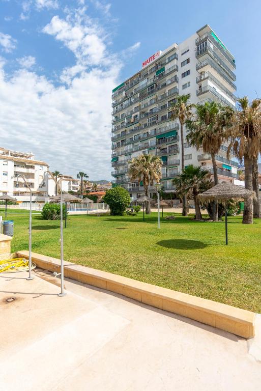 HALV SÆSON. TIL LEJE FRA 01.09.26 - 30.06.27 SMUK 1ST LINE STRANDLEJLIGHED MED HAVUDSIGT FRA BENALMADENA.