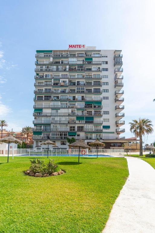 HALV SÆSON. TIL LEJE FRA 01.09.26 - 30.06.27 SMUK 1ST LINE STRANDLEJLIGHED MED HAVUDSIGT FRA BENALMADENA.