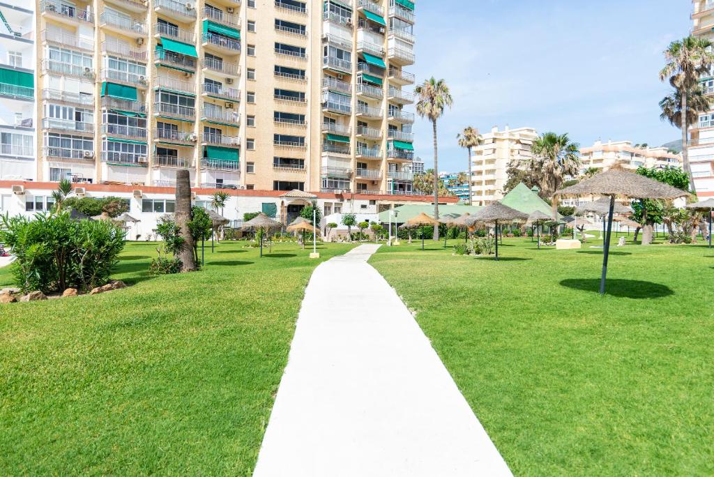 HALV SÆSON. TIL LEJE FRA 01.09.26 - 30.06.27 SMUK 1ST LINE STRANDLEJLIGHED MED HAVUDSIGT FRA BENALMADENA.