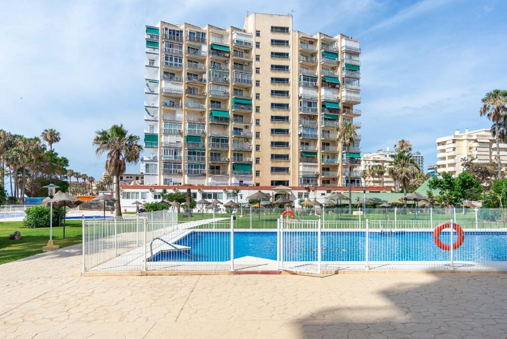 HALV SÆSON. TIL LEJE FRA 01.09.26 - 30.06.27 SMUK 1ST LINE STRANDLEJLIGHED MED HAVUDSIGT FRA BENALMADENA.