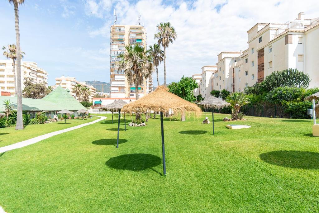 HALV SÆSON. TIL LEJE FRA 01.09.26 - 30.06.27 SMUK 1ST LINE STRANDLEJLIGHED MED HAVUDSIGT FRA BENALMADENA.
