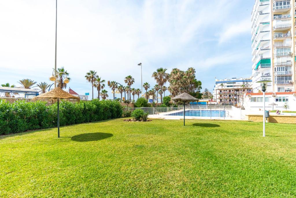 HALV SÆSON. TIL LEJE FRA 01.09.26 - 30.06.27 SMUK 1ST LINE STRANDLEJLIGHED MED HAVUDSIGT FRA BENALMADENA.