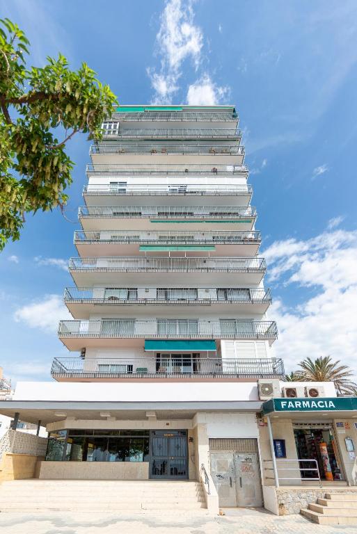 HALV SÆSON. TIL LEJE FRA 01.09.26 - 30.06.27 SMUK 1ST LINE STRANDLEJLIGHED MED HAVUDSIGT FRA BENALMADENA.