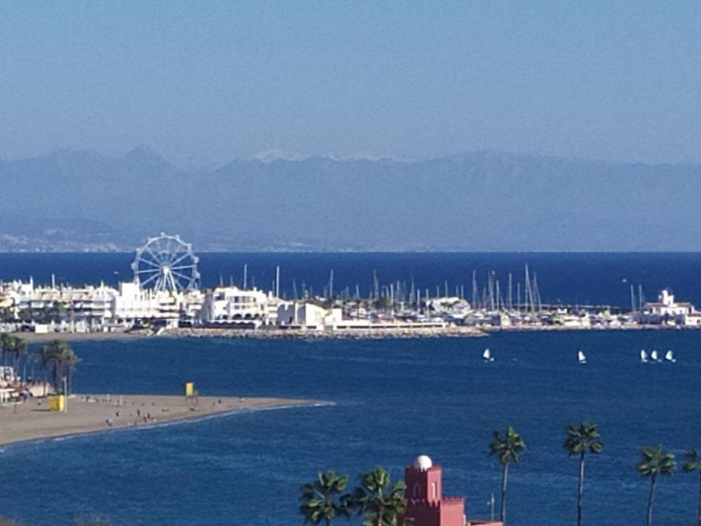 HALV SÆSON. TIL LEJE FRA 01.09.26 - 30.06.27 SMUK 1ST LINE STRANDLEJLIGHED MED HAVUDSIGT FRA BENALMADENA.