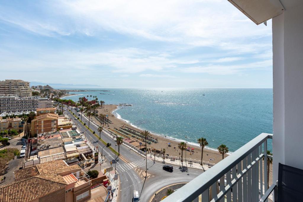 HALV SÆSON. TIL LEJE FRA 01.09.26 - 30.06.27 SMUK 1ST LINE STRANDLEJLIGHED MED HAVUDSIGT FRA BENALMADENA.
