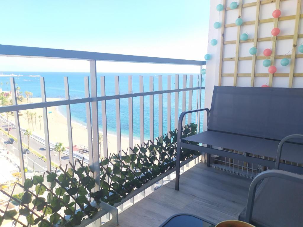 HALV SÆSON. TIL LEJE FRA 01.09.26 - 30.06.27 SMUK 1ST LINE STRANDLEJLIGHED MED HAVUDSIGT FRA BENALMADENA.
