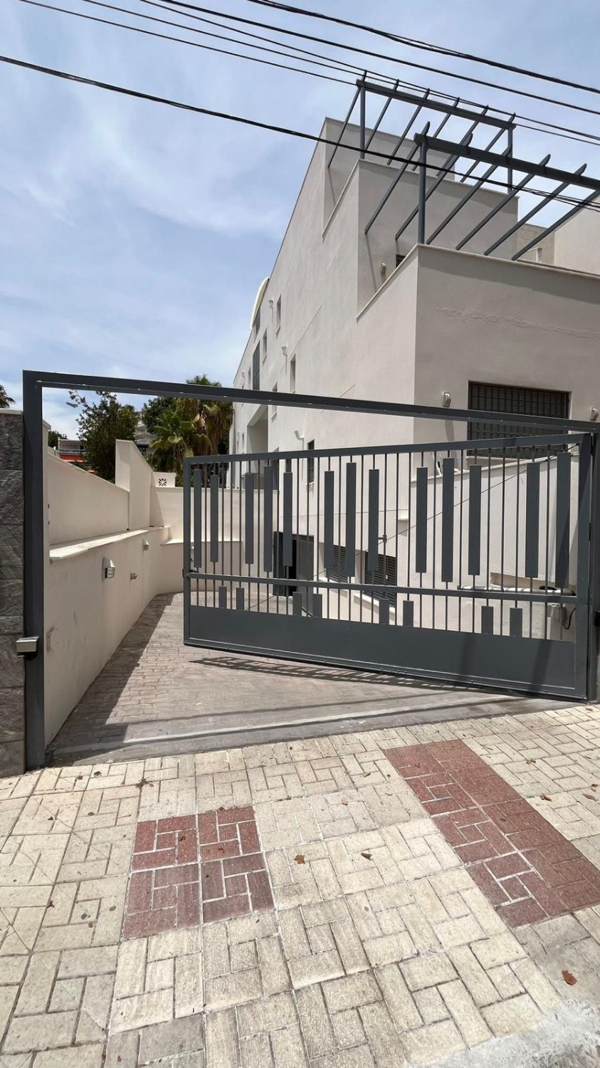 Media temporada . Se alquila de 1.10.26-31.5.27 bonito apartamento en La Carihuela ( Torremolinos)