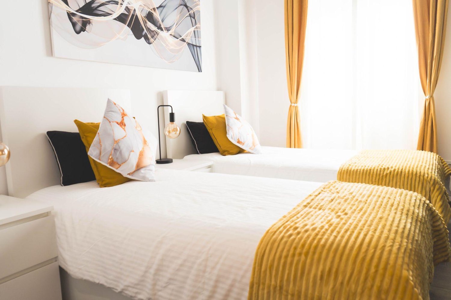 Media temporada . Se alquila de 1.10.26-31.5.27 bonito apartamento en La Carihuela ( Torremolinos)