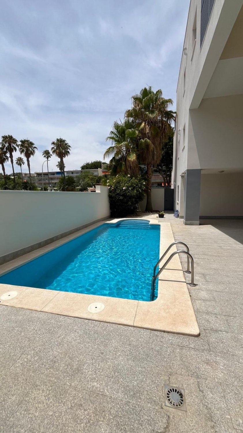 Media temporada . Se alquila de 1.10.26-31.5.27 bonito apartamento en La Carihuela ( Torremolinos)