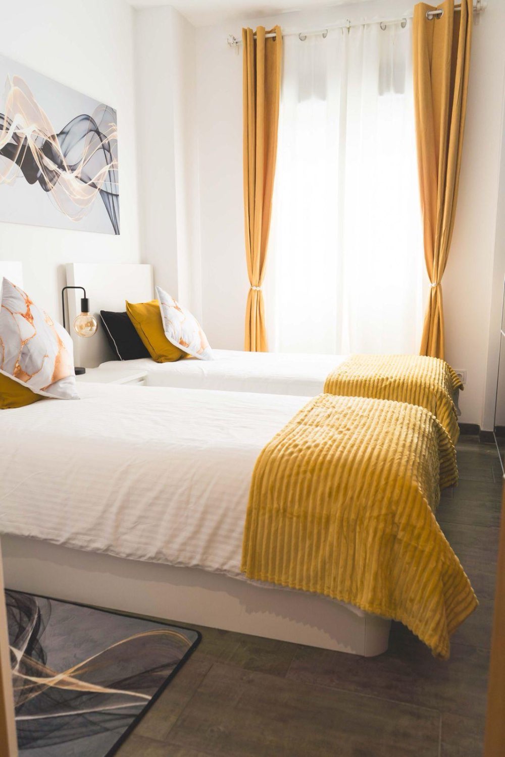 Media temporada . Se alquila de 1.10.26-31.5.27 bonito apartamento en La Carihuela ( Torremolinos)