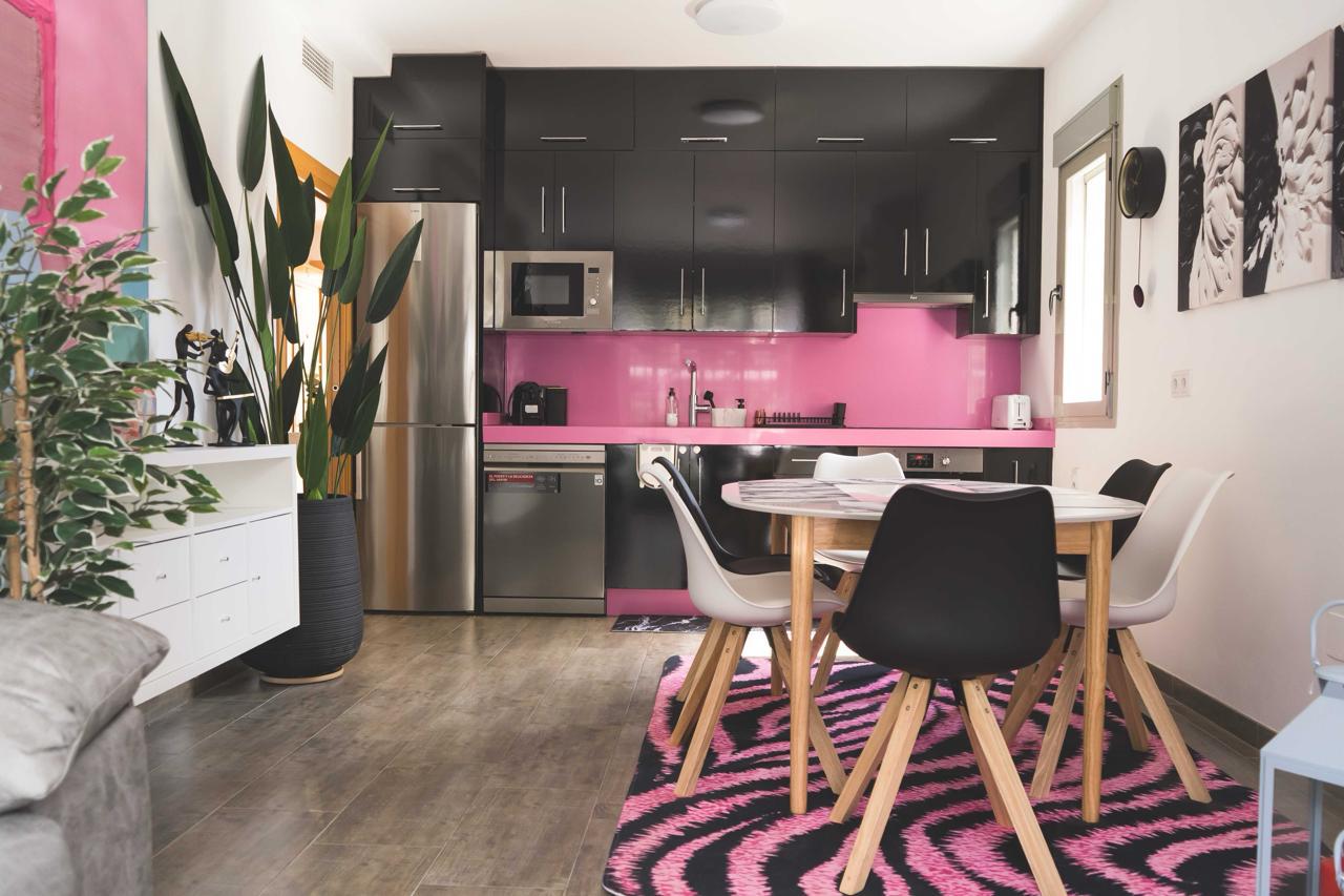 Media temporada . Se alquila de 1.10.26-31.5.27 bonito apartamento en La Carihuela ( Torremolinos)