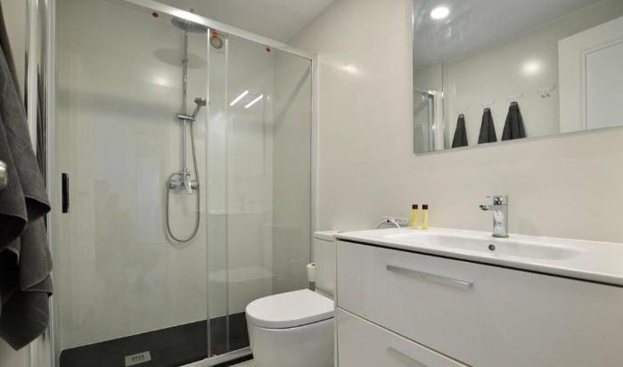 Media temporada . Se alquila de 25.8.26-39.4.27 bonito apartamento a  150 metros de la playa en Benalmádena