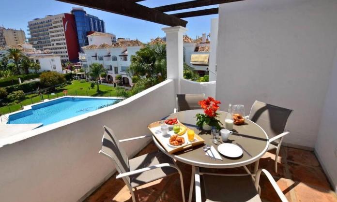 Media temporada . Se alquila de 25.8.26-39.4.27 bonito apartamento a  150 metros de la playa en Benalmádena