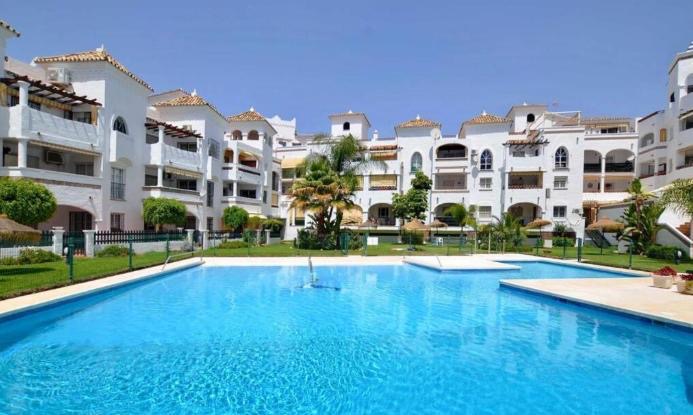 Media temporada . Se alquila de 25.8.26-39.4.27 bonito apartamento a  150 metros de la playa en Benalmádena