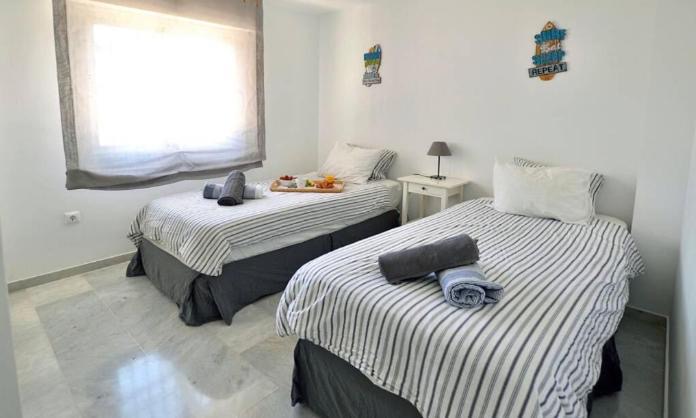 Media temporada . Se alquila de 25.8.26-39.4.27 bonito apartamento a  150 metros de la playa en Benalmádena