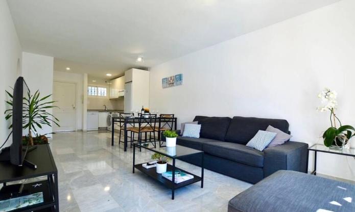 Media temporada . Se alquila de 25.8.26-39.4.27 bonito apartamento a  150 metros de la playa en Benalmádena