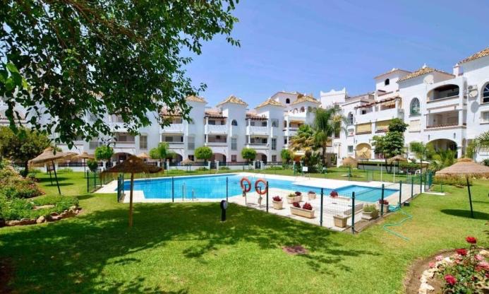 Media temporada . Se alquila de 25.8.26-39.4.27 bonito apartamento a  150 metros de la playa en Benalmádena