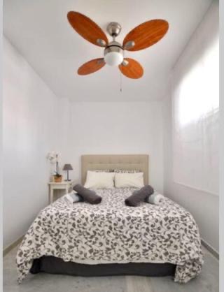 Media temporada . Se alquila de 25.8.26-39.4.27 bonito apartamento a  150 metros de la playa en Benalmádena