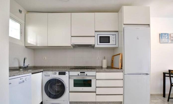 Media temporada . Se alquila de 25.8.26-39.4.27 bonito apartamento a  150 metros de la playa en Benalmádena