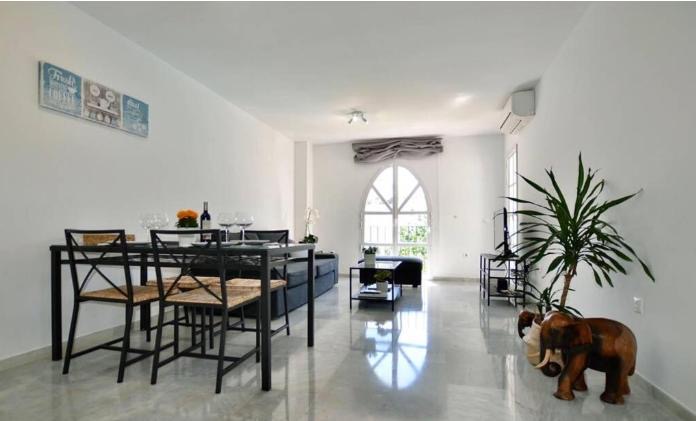 Media temporada . Se alquila de 25.8.26-39.4.27 bonito apartamento a  150 metros de la playa en Benalmádena