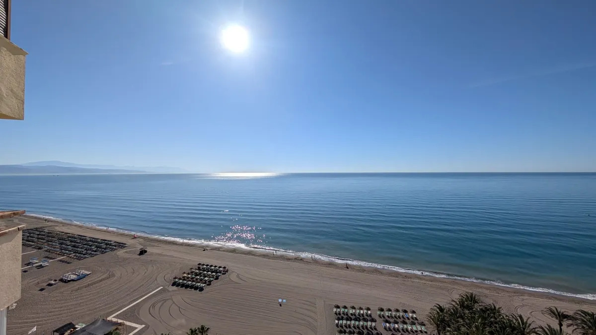 Se alquila por Larga  Temporada espectacular apartamento  en 1ª linea de playa con vistas al mar en Benyamina -Playamar ( Torremolinos
