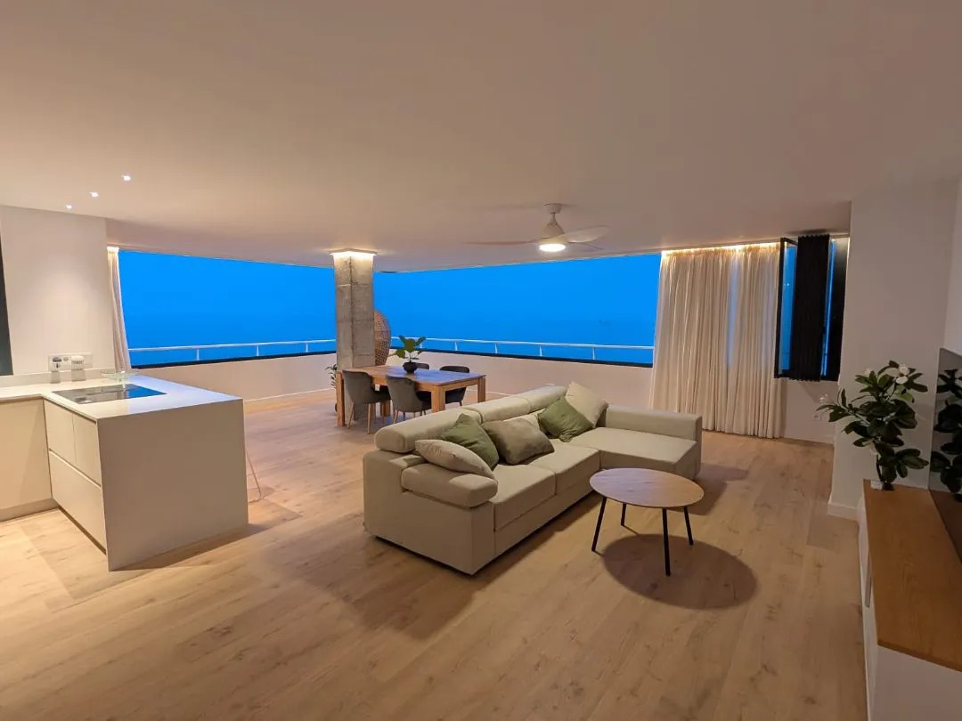 Se alquila por Larga  Temporada espectacular apartamento  en 1ª linea de playa con vistas al mar en Benyamina -Playamar ( Torremolinos