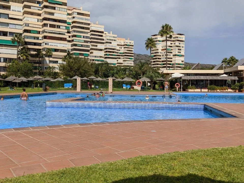Se alquila por Larga  Temporada espectacular apartamento  en 1ª linea de playa con vistas al mar en Benyamina -Playamar ( Torremolinos