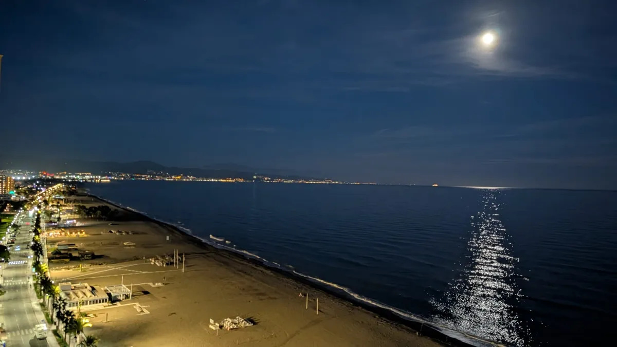 Se alquila por Larga  Temporada espectacular apartamento  en 1ª linea de playa con vistas al mar en Benyamina -Playamar ( Torremolinos