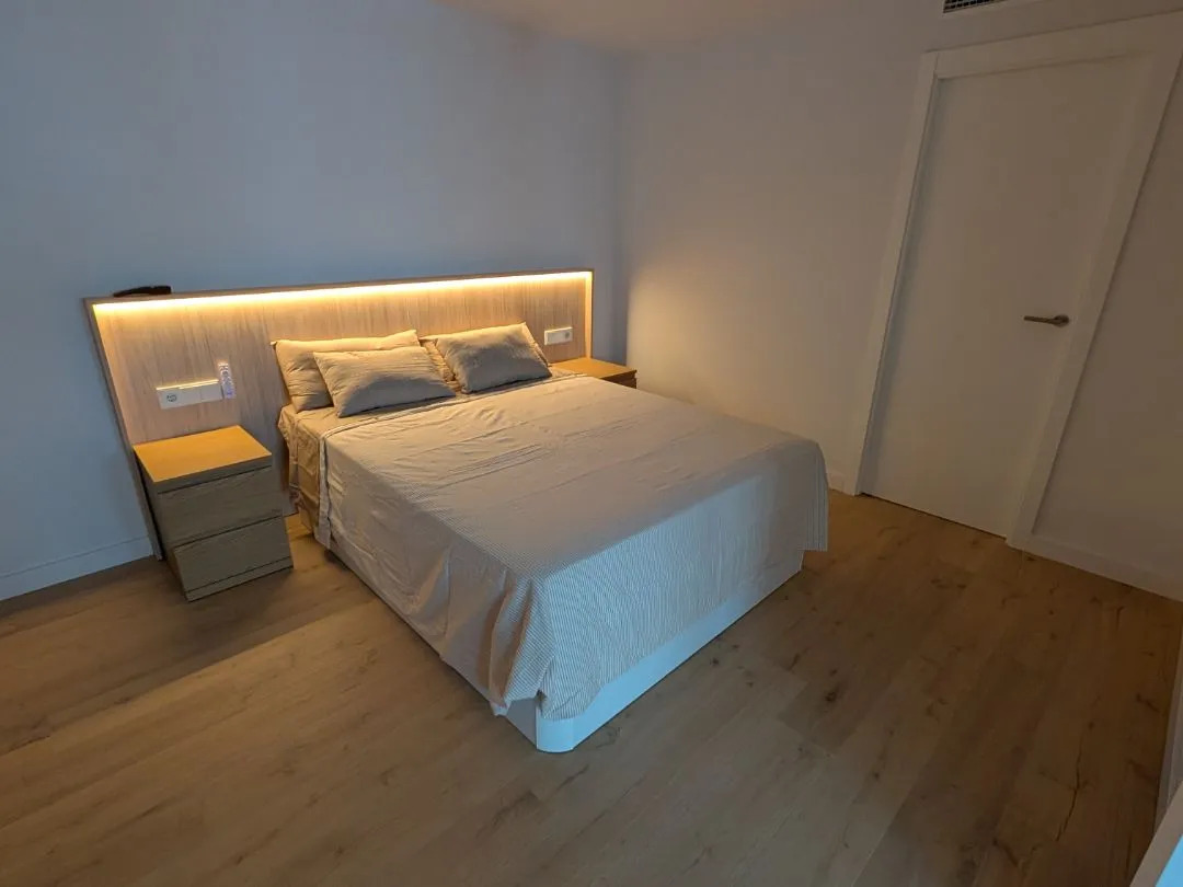 Se alquila por Larga  Temporada espectacular apartamento  en 1ª linea de playa con vistas al mar en Benyamina -Playamar ( Torremolinos