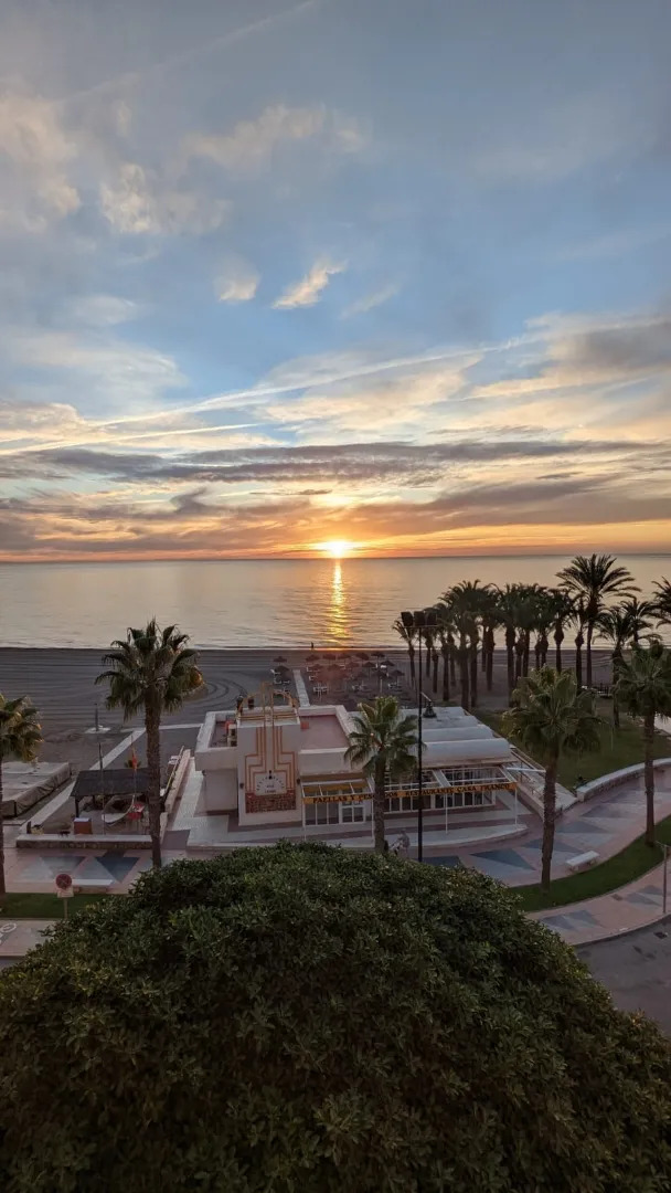 Se alquila por Larga  Temporada espectacular apartamento  en 1ª linea de playa con vistas al mar en Benyamina -Playamar ( Torremolinos