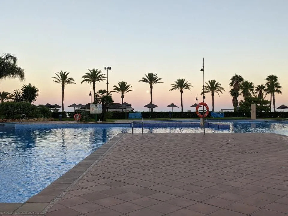 Se alquila por Larga  Temporada espectacular apartamento  en 1ª linea de playa con vistas al mar en Benyamina -Playamar ( Torremolinos