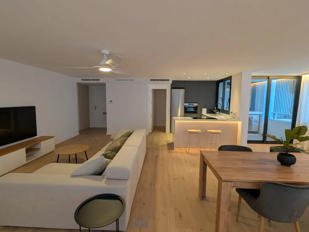 Se alquila por Larga  Temporada espectacular apartamento  en 1ª linea de playa con vistas al mar en Benyamina -Playamar ( Torremolinos