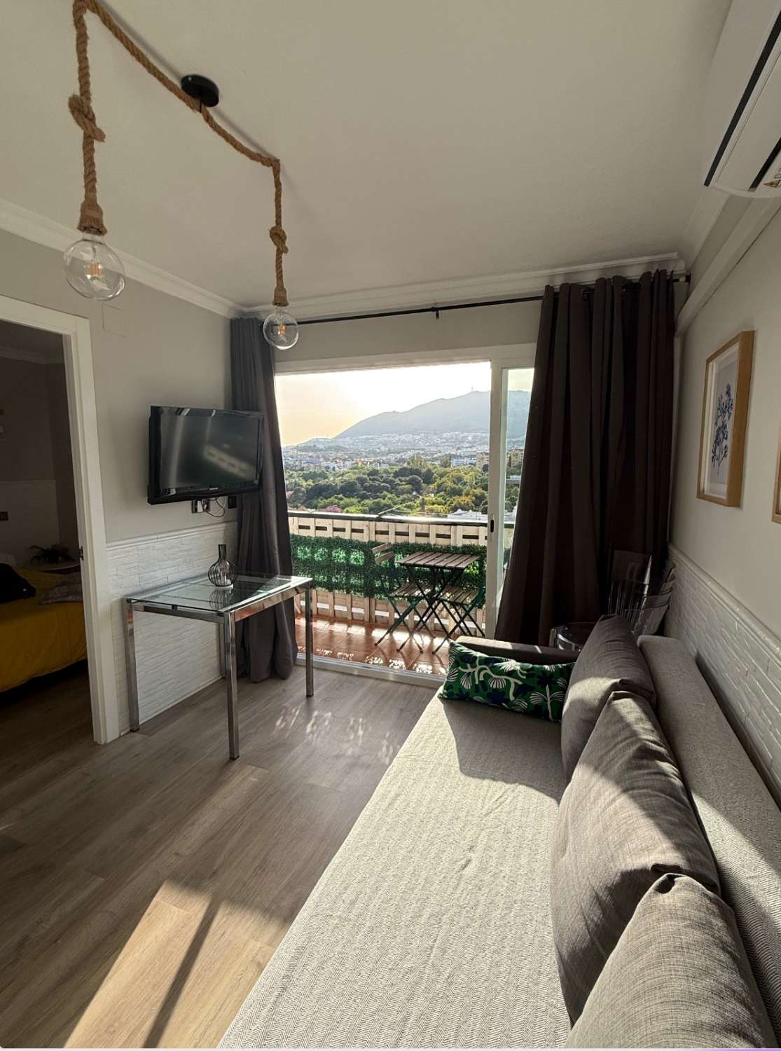 Media Temporada SE ALQUILA DESDE  2.11.26-31.5.27 BONITO APARTAMENTO CON VISTAS LATERALES AL MAR EN BENALMADENA