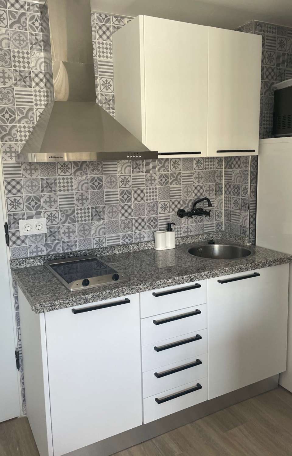 Media Temporada SE ALQUILA DESDE  2.11.26-31.5.27 BONITO APARTAMENTO CON VISTAS LATERALES AL MAR EN BENALMADENA
