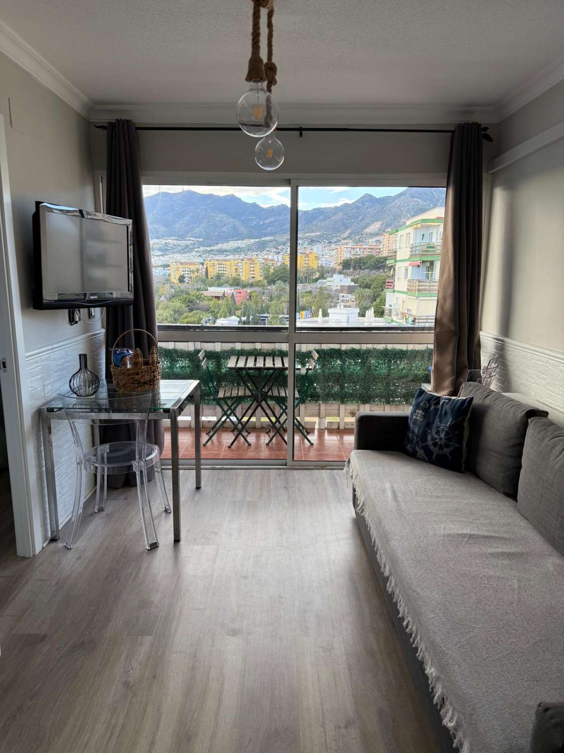 Media Temporada SE ALQUILA DESDE  2.11.26-31.5.27 BONITO APARTAMENTO CON VISTAS LATERALES AL MAR EN BENALMADENA