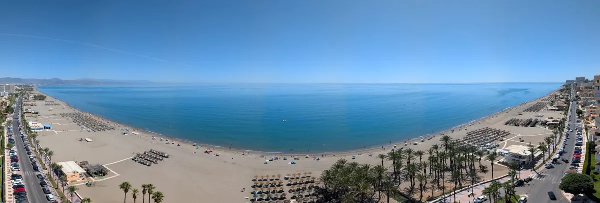 Media Temporada  Se alquila desde 1.10.26-30.6.27 espectacular apartamento  en 1ª linea de playa con vistas al mar en Benyamina -Playamar ( Torremolinos