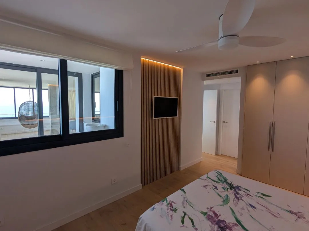 Media Temporada  Se alquila desde 1.10.26-30.6.27 espectacular apartamento  en 1ª linea de playa con vistas al mar en Benyamina -Playamar ( Torremolinos