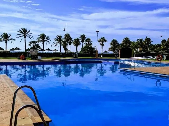 Media Temporada  Se alquila desde 1.10.26-30.6.27 espectacular apartamento  en 1ª linea de playa con vistas al mar en Benyamina -Playamar ( Torremolinos