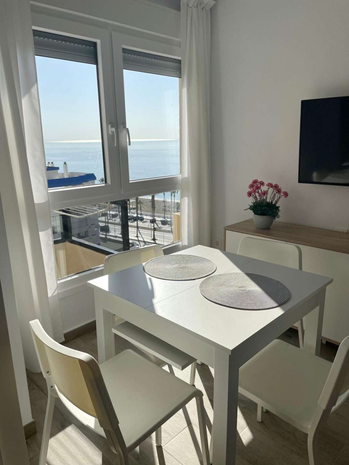 PUOLI SESONKIA VUOKRATTAVANA NYT 30.6.27 ASTI MUKAVA LOFT 1ST LINE BEACHILLA, MERINÄKYMÄT BENALMADENA COSTASSA