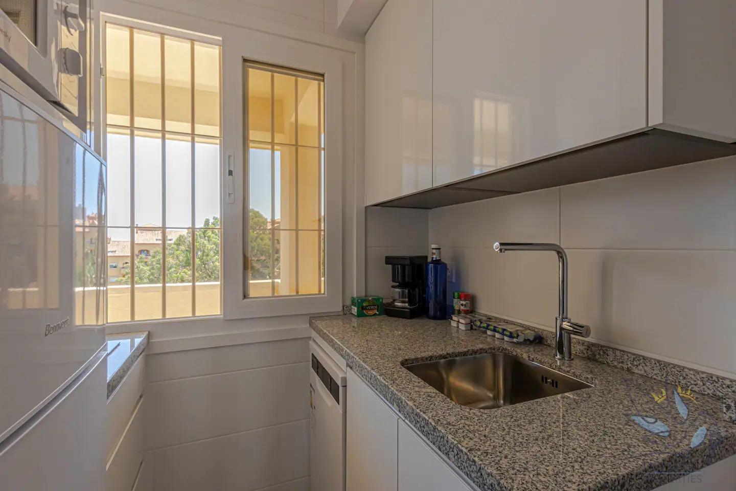 PUOLI SESONKIA VUOKRATTAVANA NYT 30.6.27 ASTI MUKAVA LOFT 1ST LINE BEACHILLA, MERINÄKYMÄT BENALMADENA COSTASSA