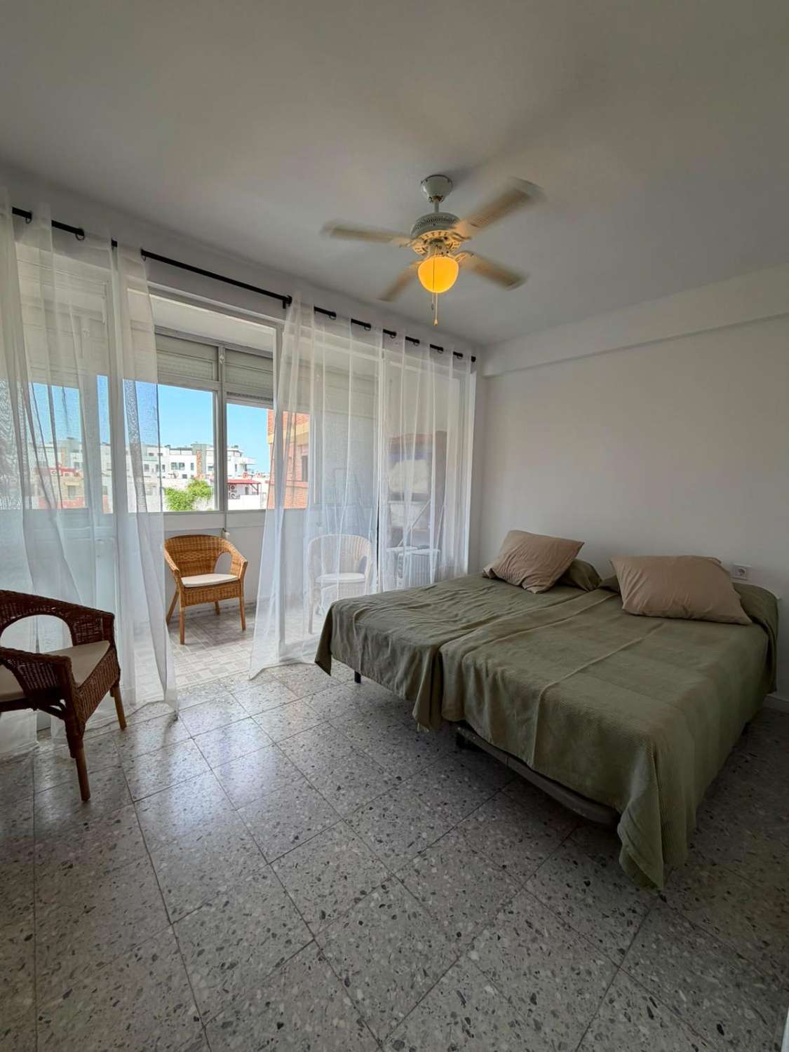 Se  alquila por 11 meses no renovable bonito apartamento en La Colina Torremolinos