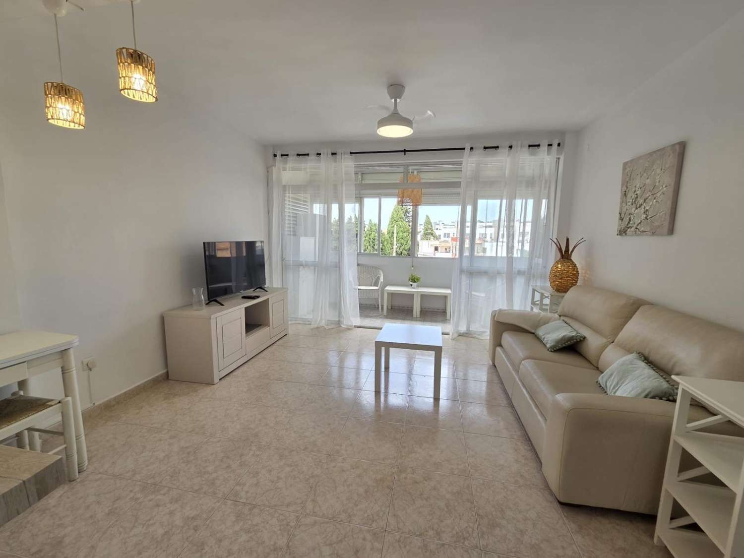 Se  alquila por 11 meses no renovable bonito apartamento en La Colina Torremolinos
