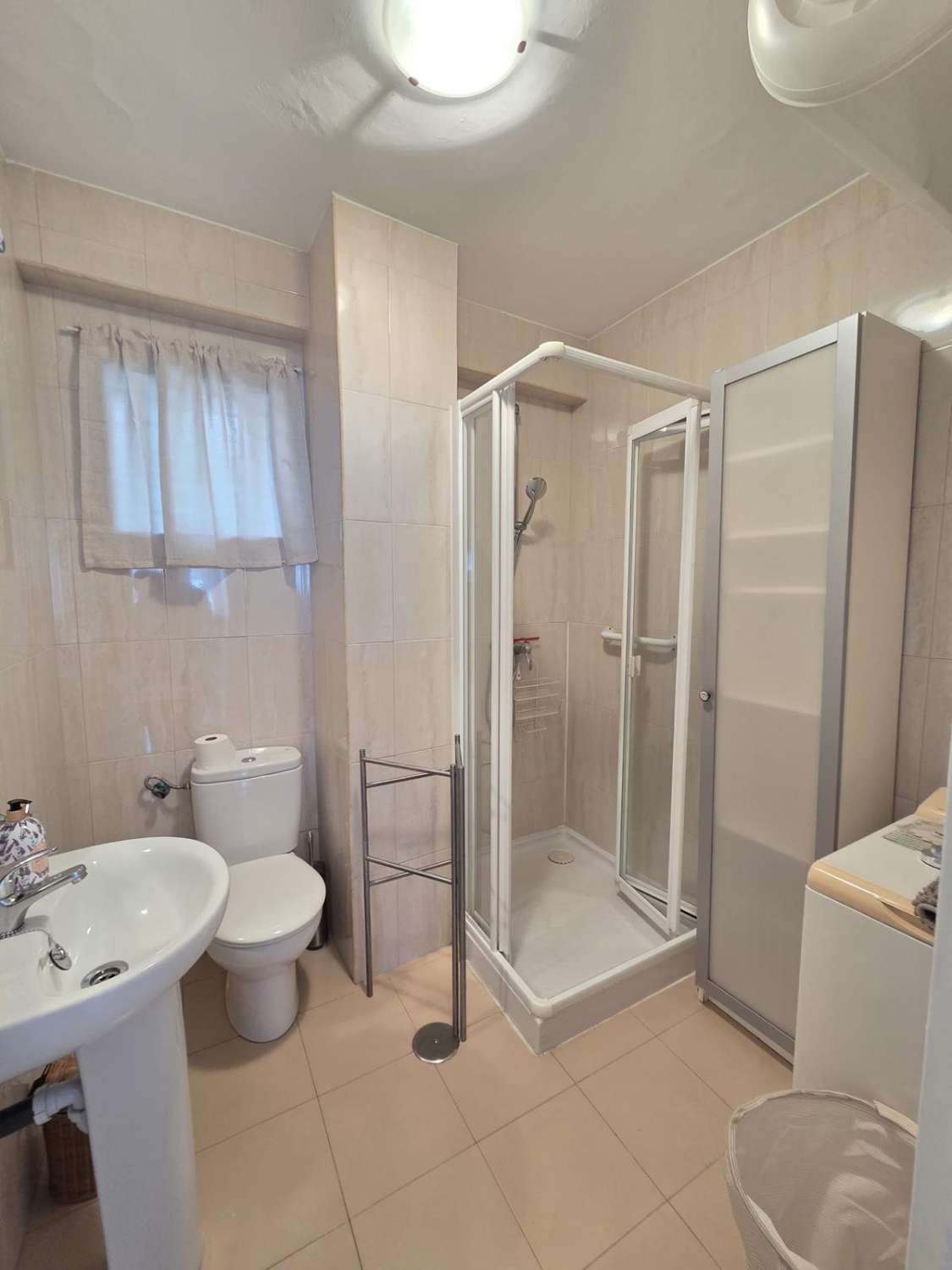 Se  alquila por 11 meses no renovable bonito apartamento en La Colina Torremolinos