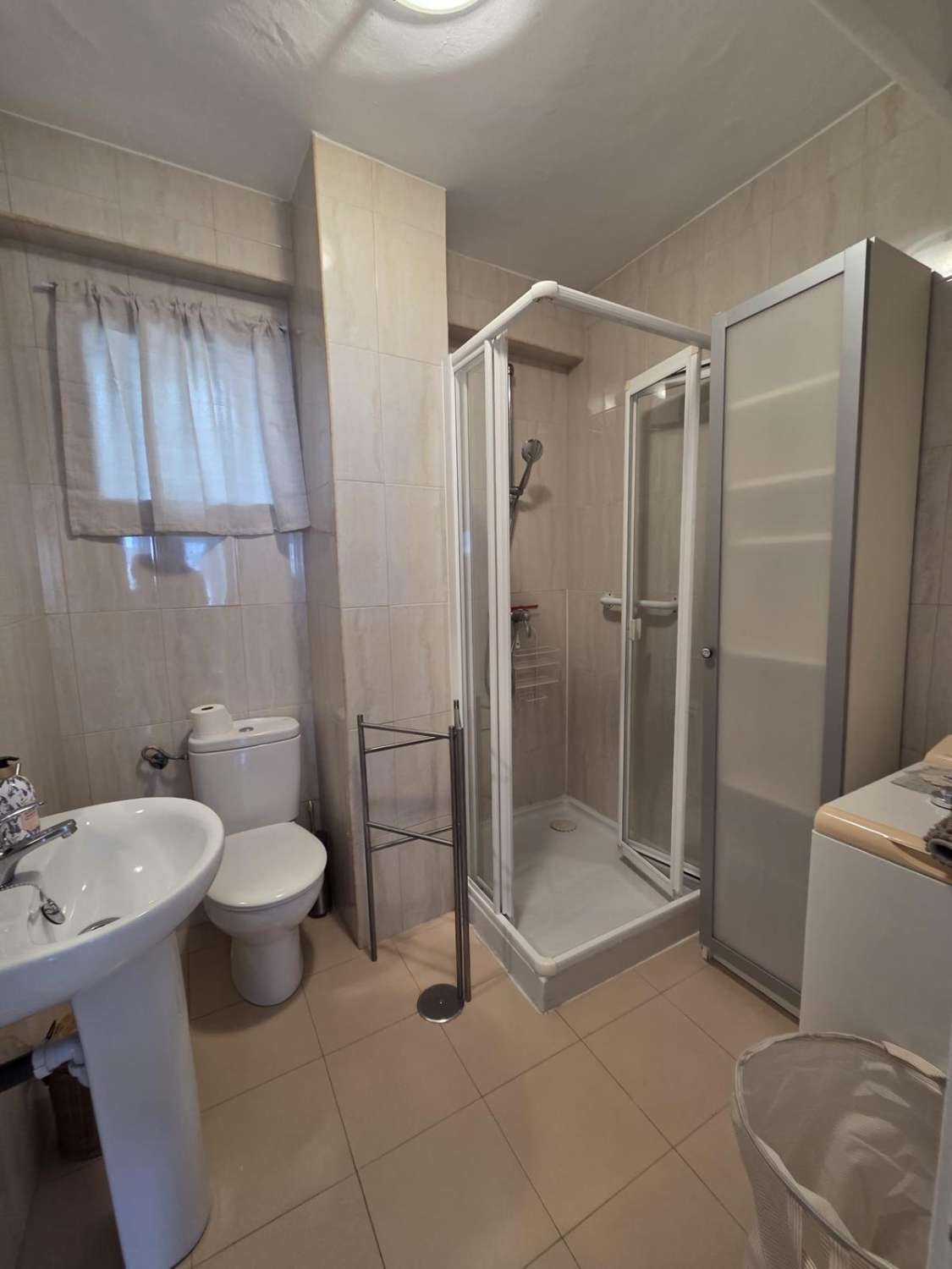 Se  alquila por 11 meses no renovable bonito apartamento en La Colina Torremolinos