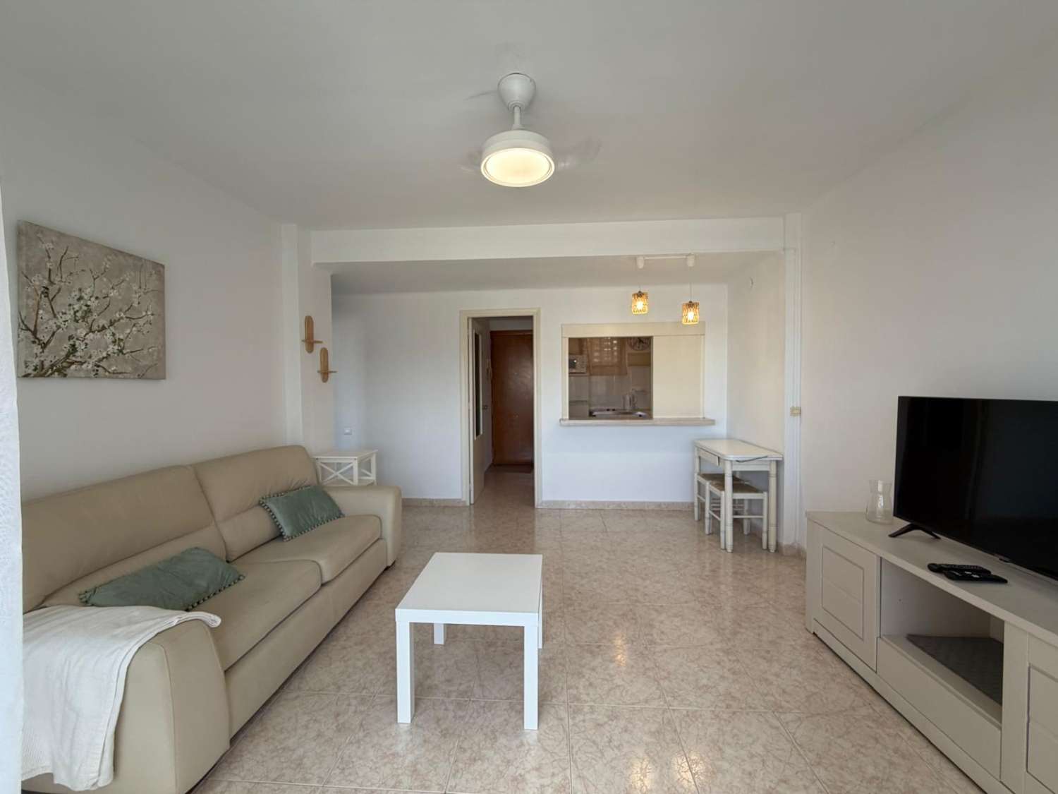 Se  alquila por 11 meses no renovable bonito apartamento en La Colina Torremolinos